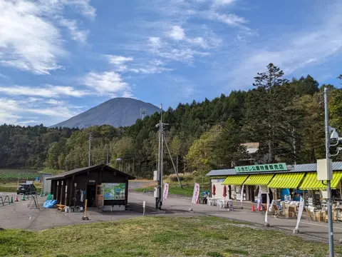 道の駅 名水の郷きょうごく 売店と奥に見える羊蹄山