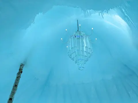 氷濤まつりの氷のドームの内部。天井から氷のシャンデリアが下がる（2025年2月8日）