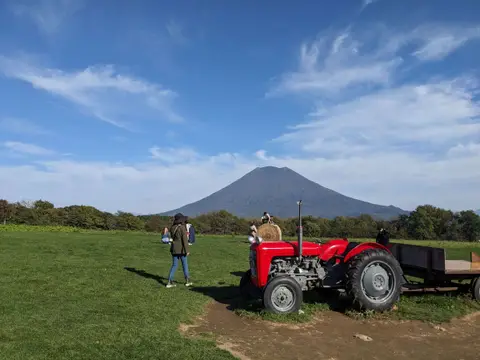 高橋牧場と奥に見える羊蹄山