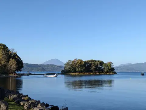 洞爺湖に浮かぶ珍小鳥と奥に見える羊蹄山