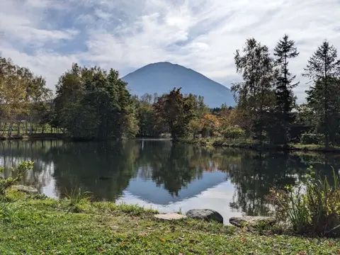 農家のそばや羊蹄山 沼と羊蹄山