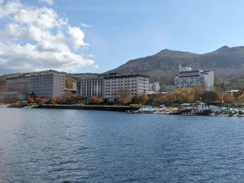 洞爺湖温泉街の紅葉