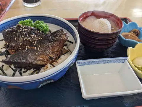 青塚食堂のにしん丼定食(ほたての味噌汁・イカの塩辛付き)