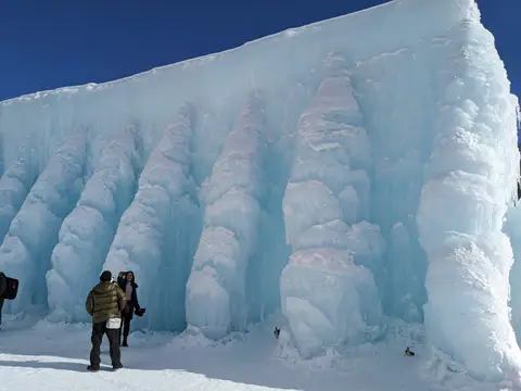 氷濤まつりの氷の壁。層になった氷が青白く光る（2025年2月8日）