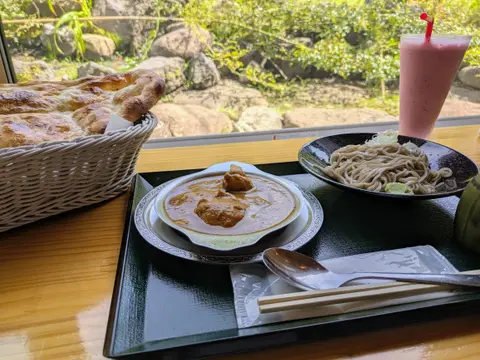ハーフ&ハーフセット（チキンカレーと江丹別産の10割そば）