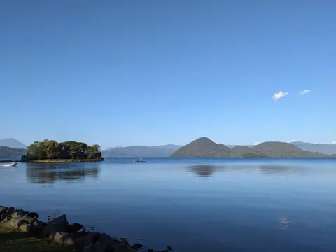 洞爺湖に浮かぶ中島と珍小島