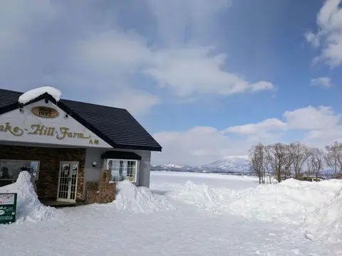 レークヒル・ファームの建物と羊蹄山