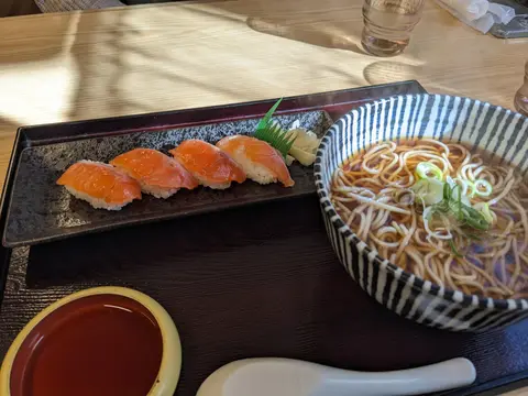 お食事処 寿のチップ（ヒメマス）の鮨4貫と温かいそば（2025年2月8日）
