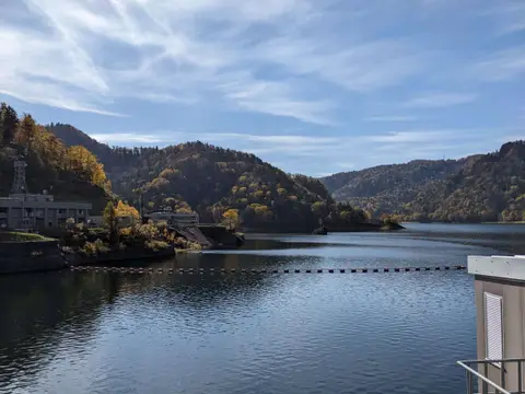 紅葉シーズンの豊平峡ダムから見える景色