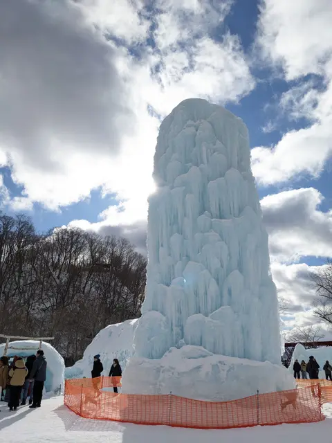 氷濤まつりの大氷柱。青空を背に氷が青く透ける（2025年2月8日）