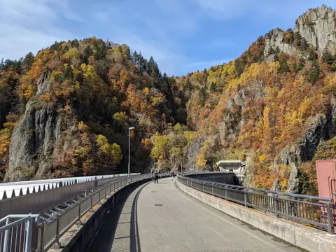 紅葉シーズンの豊平峡ダムの上