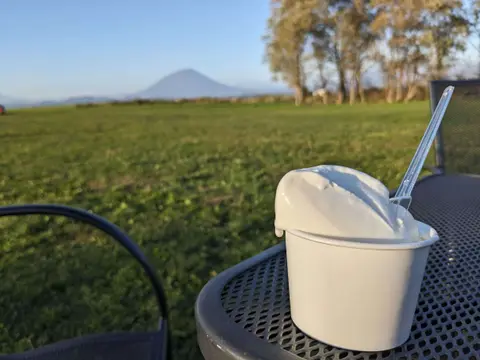 レークヒルファームのジェラートと羊蹄山
