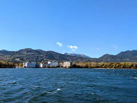 遊覧船から見える阿寒湖温泉街