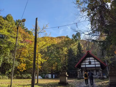 定山渓神社のお社と紅葉