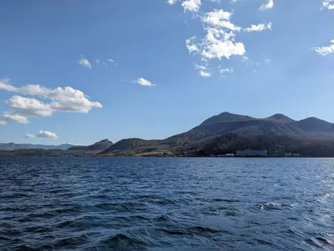 洞爺湖 遊覧船から見える有珠山と昭和新山