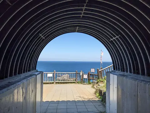 島武意海岸トンネルの先に広がる景色