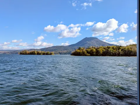 阿寒湖遊覧船からの景色（雄阿寒岳）