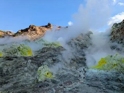 硫黄山の噴煙