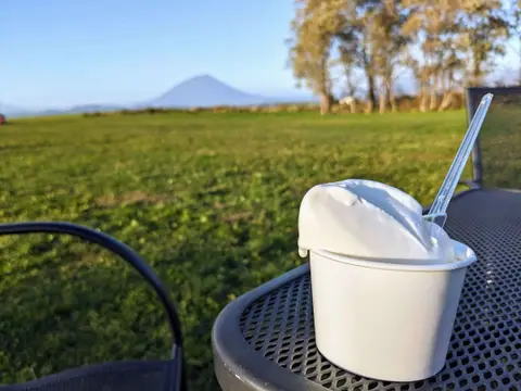 レークヒル・ファームから見える夏の羊蹄山とジェラート