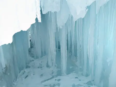 氷濤まつりの氷の洞窟。つららが並ぶ通路（2025年2月8日）