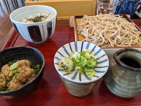 小金湯温泉 食事処 「びんちょうまぐろのごま和えとおそばのセット」