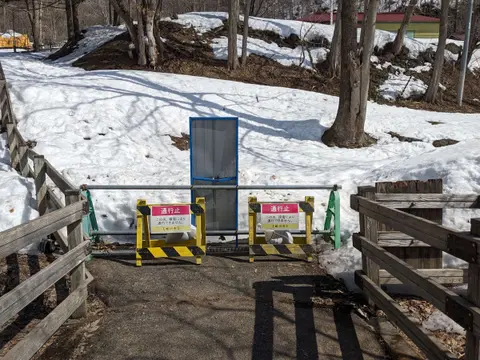 神居大橋を渡った先の通行止め（冬）