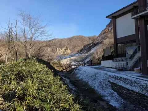 第一滝本館の脇から見た景色。第一滝本館の前に地獄谷が広がっている。
